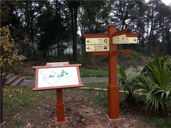在現(xiàn)代大城市或一些鄉(xiāng)村道路上，合理的價格路標隨處可見。盡管人們在日常生活中并不太注意他們，但大多數(shù)時候他們會快速瀏覽一下，獲取他們需要的信息，然后離開。甚至一些未開化的人也樂于破壞這種公共物品。為了引起人們對導(dǎo)視牌的注意，我們來介紹一下導(dǎo)視牌的具體功能。  首先，導(dǎo)視牌最基本的功能是作為路標和導(dǎo)游卡，向來往的人們傳達各種信息，主要包括重要場所的內(nèi)部結(jié)構(gòu)、周圍道路和交通狀況的說明，以便人們能夠獨立、快速地找到正確的前進方向，這在高速公路或國道上是常見的。不僅如此，它還可以作為一些著名旅游景點附近建筑的文化背景介紹或名人身份介紹的載體，有利于豐富游客的文化背景知識，是一種優(yōu)秀的文化宣傳手段。此外，標有“禁止”字樣的標識，如:禁止吸煙、禁止大聲喧嘩、禁止攝影等。有利于維護公共秩序，明確告知群眾哪些行為是不允許的，并對公眾產(chǎn)生約束作用。  其次，著名的導(dǎo)向標識也是美化和豐富空間環(huán)境的工具。它可以填補視覺空白，同時還可以調(diào)節(jié)和緩解公眾的視覺疲勞。一些路標將被設(shè)計得漂亮可愛，這實際上是對環(huán)境的一種點綴，使周圍的環(huán)境更加充滿活力和新鮮。眾所周知，如果你在高速公路上開很長時間，你會很累，因為周圍環(huán)境太單一。 然而，導(dǎo)向標識可以給司機提供一定的距離或各種各樣的當(dāng)?shù)匦畔ⅲ@可以使每個人的注意力暫時轉(zhuǎn)移，并很容易引起與車內(nèi)乘客的話題。總而言之，導(dǎo)視牌在人們的日常生活中非常重要。沒有它，人們將很難找到前進的正確方向，空間環(huán)境將不會豐富和美麗。  因此，平時人們應(yīng)該愛護公共場所的導(dǎo)向標識，不要讓它們成為自己享樂的代價，充分發(fā)揮它們的使用價值。